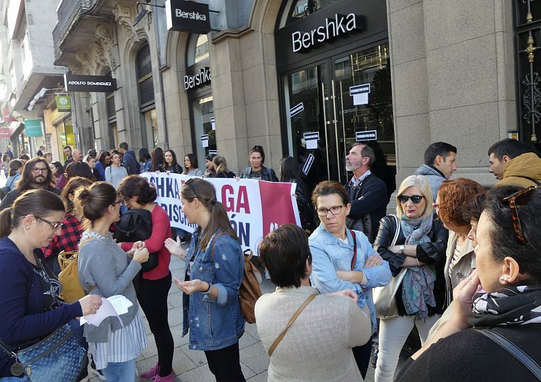 17-10-26 ProtestaFolgaBershkaVigo02.JPG